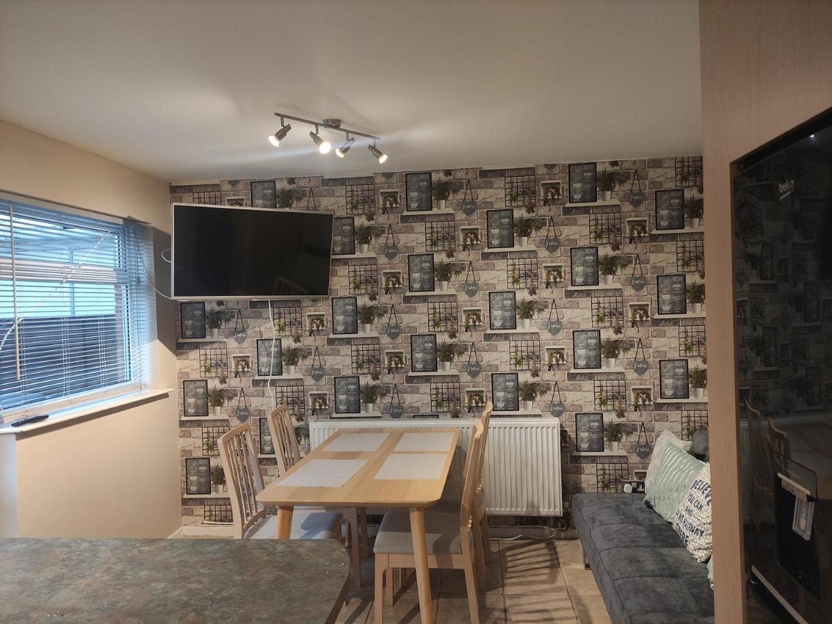 Perfect Place In Walsall/ 4 Bedroom / Long Term Workers Or Family Home Dış mekan fotoğraf